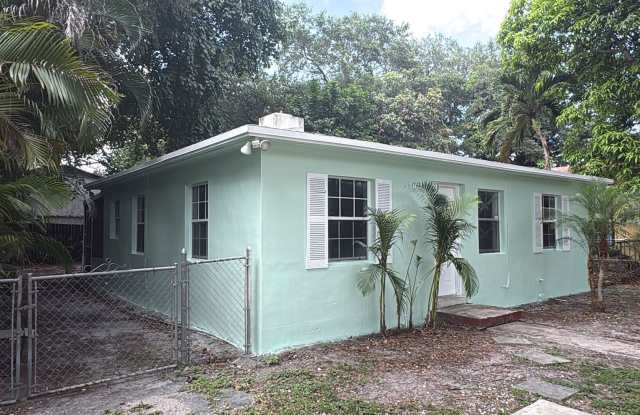 475 ne 164th st / Private home in Quiet Norh Miami Beach street photos photos