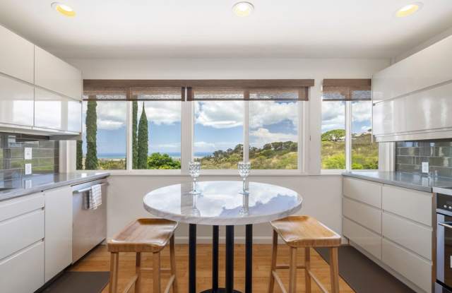 Lux Makakilo Hale: 5BR Retreat w/ AC, Private Pool & Ocean Views Gallery 4