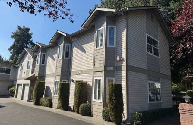 CHARMING 2 BED, 2 BATH KIRKLAND TOWNHOME W GARAGE  OFFICE! - 9933 Northeast 134th Court, Kirkland, WA 98034