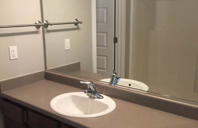 3 Bedroom Townhome in SOJO!! Gallery 4