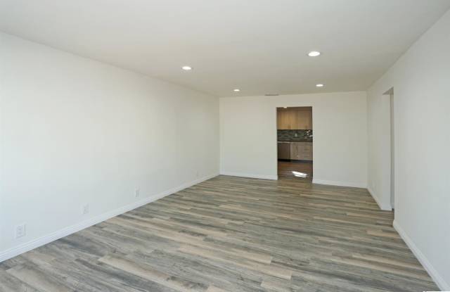 11900 Saticoy Street Gallery 4