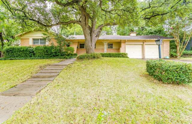 Ready for New Tenants- Large 3 bed, 2 bath home in South Hills Addition- 76133 - 3551 Cromart Court South, Fort Worth, TX 76133