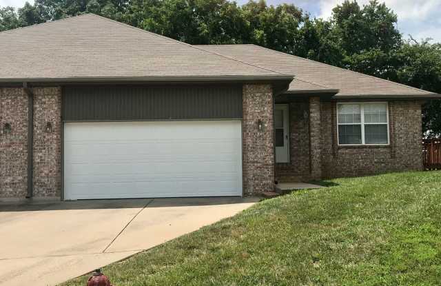 2 Bedroom 2 bathroom Duplex located in quiet cul-de-sac in Nixa available now !!! photos photos