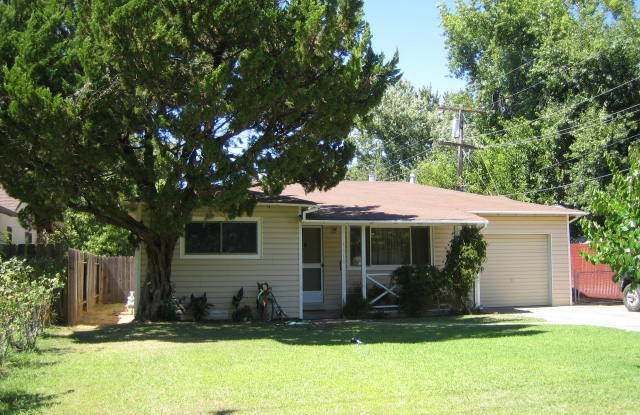 2 bedroom 1 bath Cute home and Large Backyard! Close to Sierra View Elementary and Bidwell Park - 1678 Hooker Oak Avenue, Chico, CA 95926