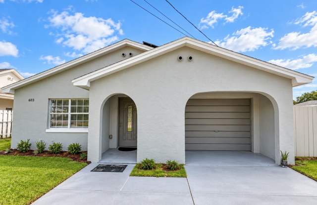 Stunning 4-Bedroom Pool Home with Solar Panels – Your Private Florida Paradise Awaits! Gallery 1