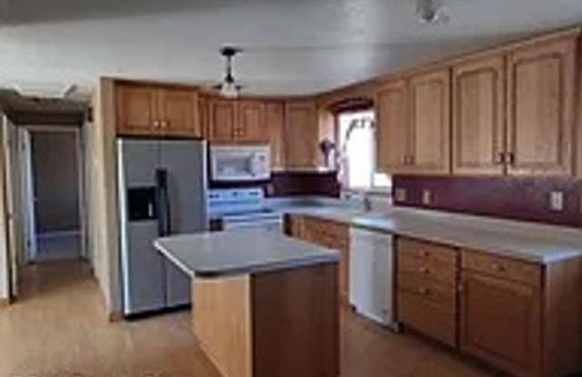 Great Family Home! Centrally Located in Town! Gallery 2