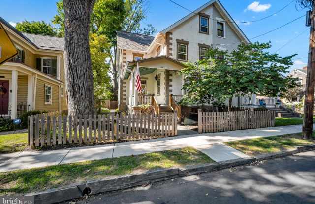 121 W OAKLAND Avenue Gallery 3