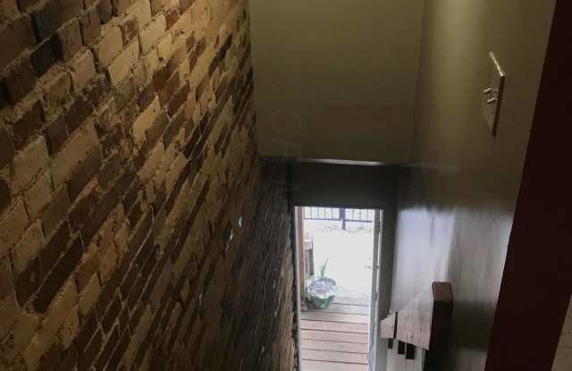 609 Oak Street Gallery 2
