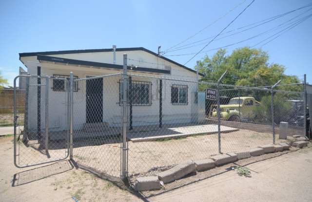 Charming 1 Bedroom 1 Bath House! Great Central Tucson Location! photos photos