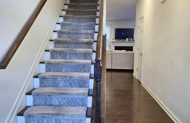 232 FAIRFIELD Circle W Gallery 3
