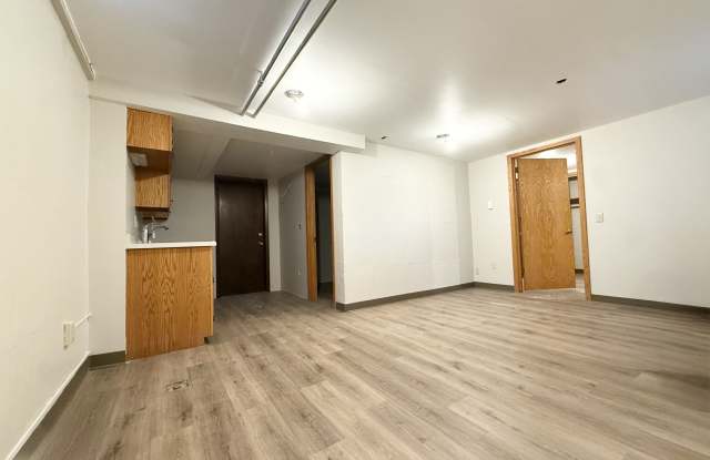 1001 S Brooks St - 5 photos photos