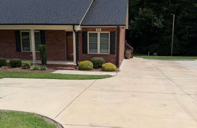 2 Bedrooms, 2 Bath Condo/Duplex For Rent on Janice Road, Lincolnton NC Gallery 1