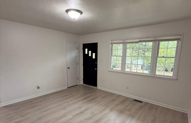 825 Oakcrest, Nearly Royal Gallery 3