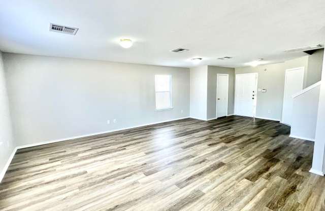 Four Bedroom House for Lease in Manor! Gallery 3