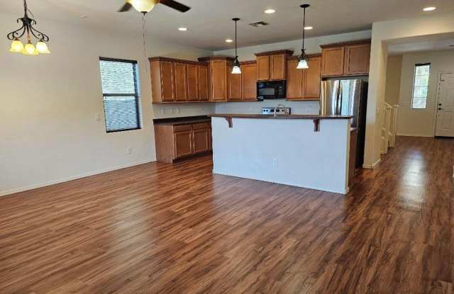 Charming Single Family Home with 3 Bedroom /2.5 bath in Phoenix Gallery 1
