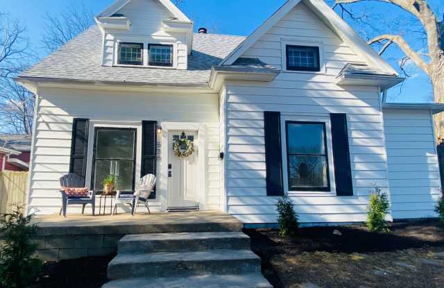 New Remodeled Downtown Home w/ detached carriage house, fenced back yard, photos photos