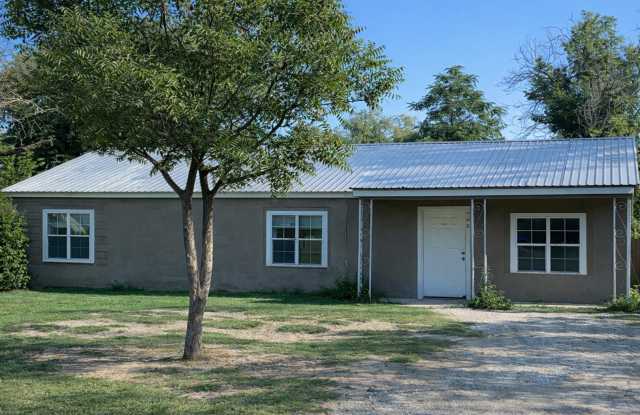 Nice 3 bed/1 bath home with BIG backyard, AVAILABLE NOW!! photos photos