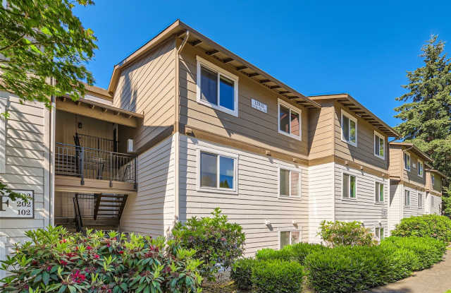 Awesome Kirkland Condo w/ Community Pool, Exercise Room and MORE! - 12933 127th Drive Northeast, Kirkland, WA 98034