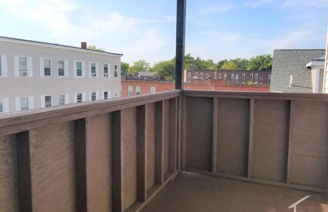 Nicely renovated 4 bed unit near the Commuter Rail! Gallery 3
