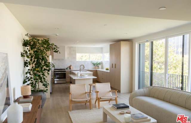 6541 De Longpre Ave Gallery 1