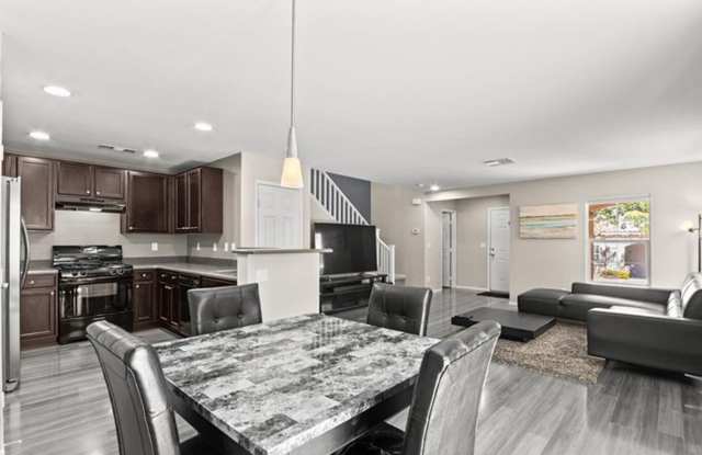 Gorgeous Home on a cul-de-sac ~ Modern Upgrades! Gallery 3
