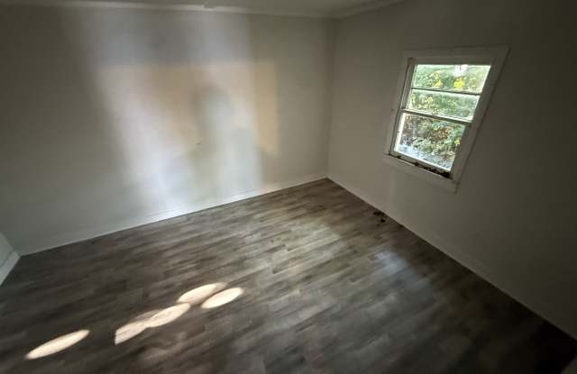 1709 E 50th St Gallery 4