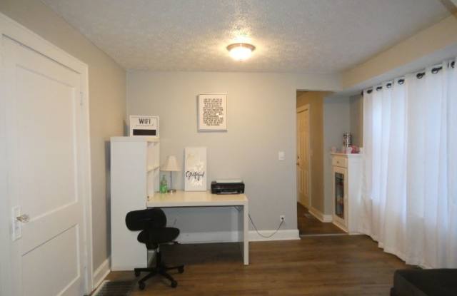 1452 N Gladstone Avenue Gallery 3