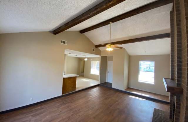 SPACIOUS & CUTE 2 bedroom 2 bath townhouse off Sunset Dr COMING SOON! Gallery 3