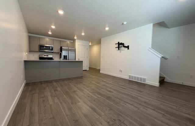 $500 Move-In Bonus! Modern 3-Bedroom Spanish Fork Townhome – Pool & Pickleball Courts Gallery 4