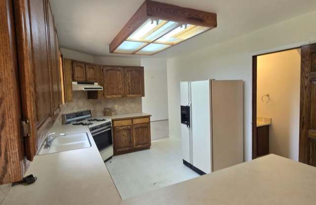 BRAND NEW PAINT & CARPET THROUGHOUT! Gallery 4