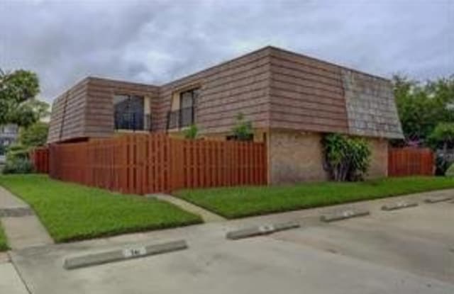 744 Springdale Circle - 744 Springdale Circle, Palm Springs, FL 33461