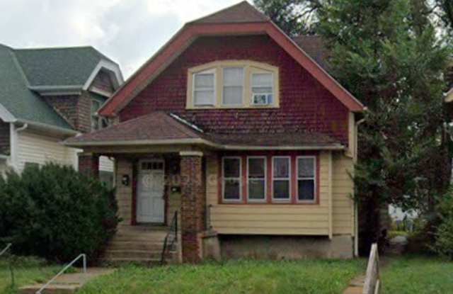 Spacious 2-Bedroom Lower Duplex photos photos