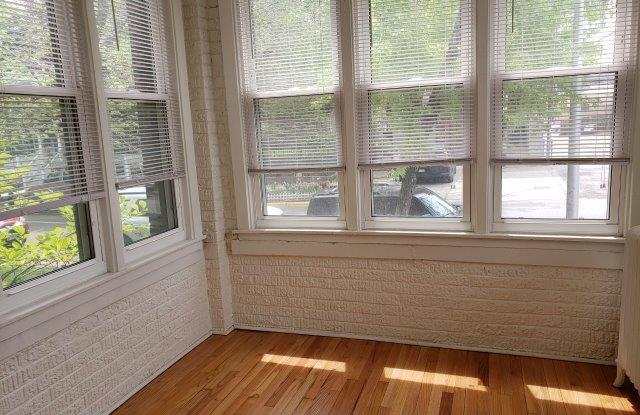 1542 West Rosemont Avenue Gallery 3