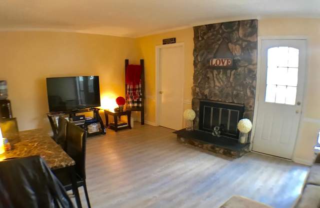 202 Bracken Place Gallery 3