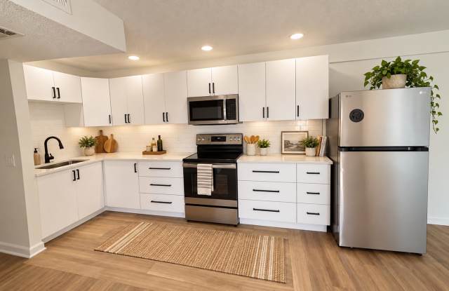 2nd Story 2 BR / 1 BA Condo Only 3 Blocks From Jax Beach! Private Balcony! Gallery 4