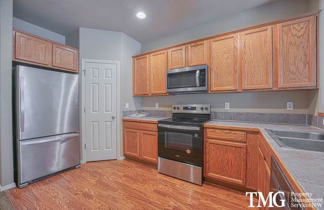 Gorgeous Two Bedroom Townhome in Hillsboro! Gallery 1