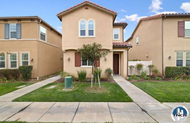 Stunning Stand-Alone 4-Bedroom, 2.5-Bathroom Townhome photos photos