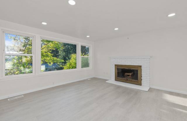 Cozy 4 bed house in Bothell Gallery 3