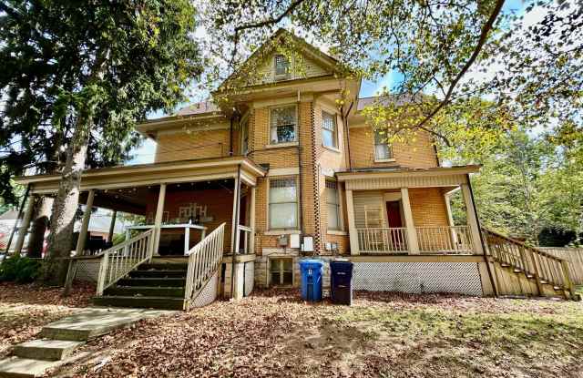 5 Bedroom Ready to Pre-lease! Gallery 1