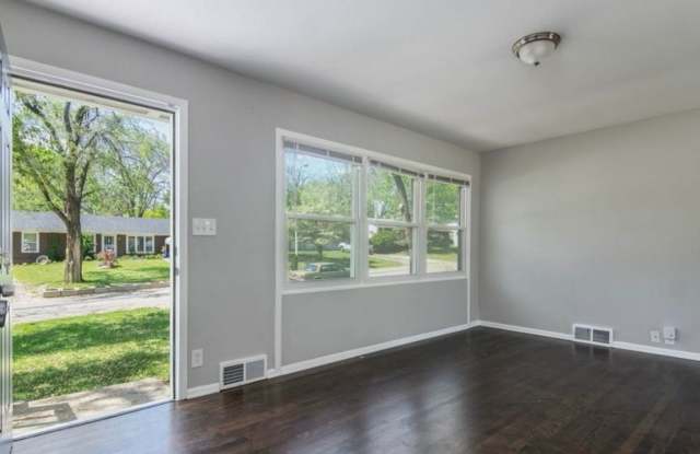 Charming 3 Bed / 1 Bath Home with 1-Car Garage in South Kansas City! Gallery 4