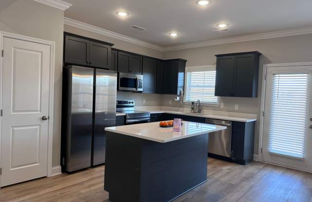 BEAUTIFUL TOWNHOME- SHORT TERM RENTAL Gallery 4