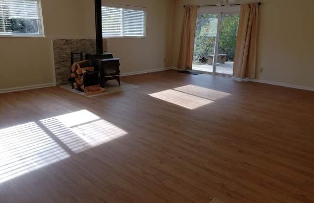 MEADOW VISTA/APPLEGATE HOUSE ON 2 ACRES Gallery 3