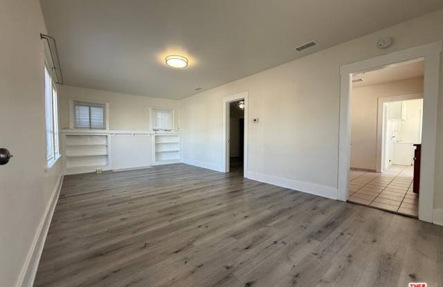 1116 Irving Ave photos photos