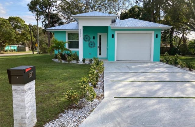 1501 Pine Hollow Dr - 1501 Pine Hollow Drive, Fort Pierce, FL 34982