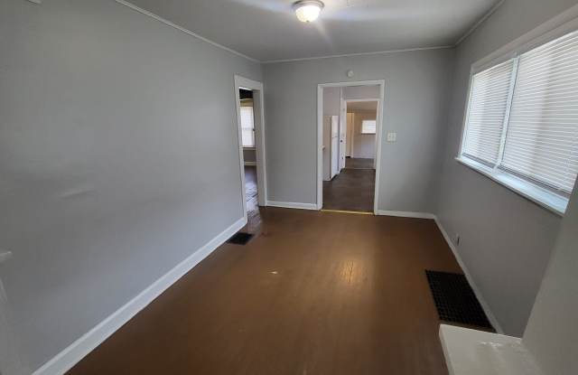 1527 N Chester Avenue Gallery 4
