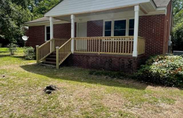 Charming 3 BR, 1 BA home in Goldsboro *close to SJAFB* - 912 Prince Avenue, Goldsboro, NC 27530