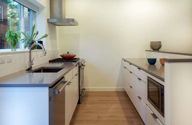 452 Ridge St NW Unit B Gallery 2