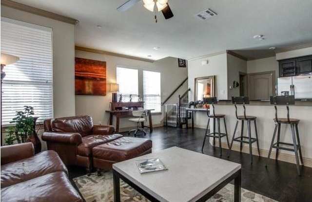 7915 Parkwood Boulevard Gallery 2