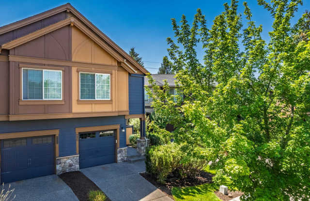 Beautiful North Bend Townhome – 2 Primary Suites, Fireplace & Private Outdoor Space! Gallery 1