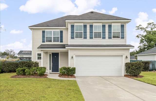 Beautiful 4 Bed/2.5 Bath Home in The Commons! Gallery 1